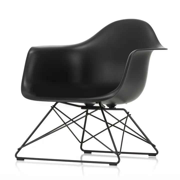 Eames Plastic Armchair LAR van Vitra in basic dark / diepzwart