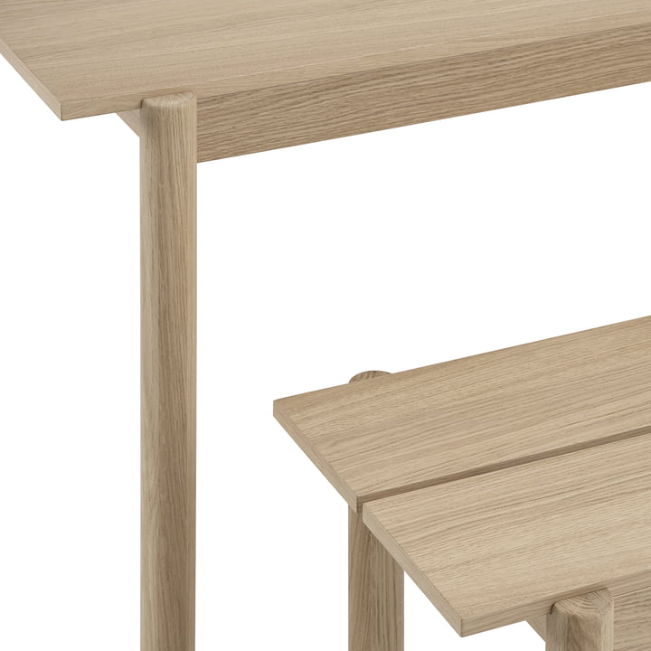 Lineair Houten eettafel en bank van Muuto in detail