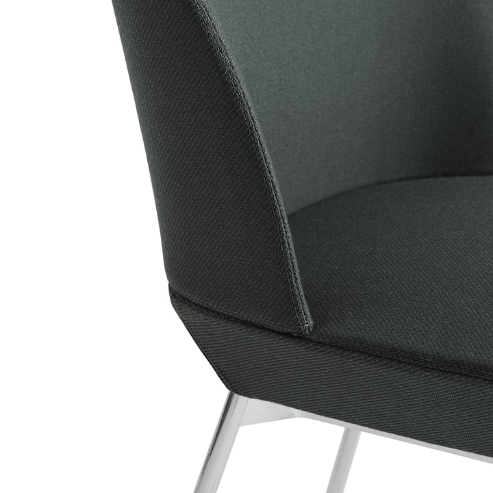 Oslo Side Chair in chroom / donkergrijs groen (Twill Weave 990) van Muuto in detail.