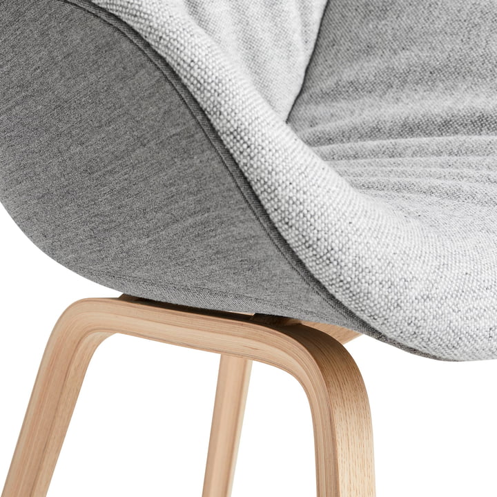 About A Chair AAC 123 Soft Duo, mat gelakte eik / interieurbekleding Hallingdal 116 van Hay