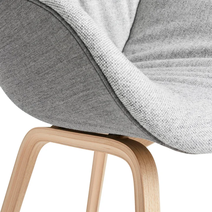 About A Chair AAC 123 Soft Duo, mat gelakte eik / interieurbekleding Hallingdal 116 van HAY
