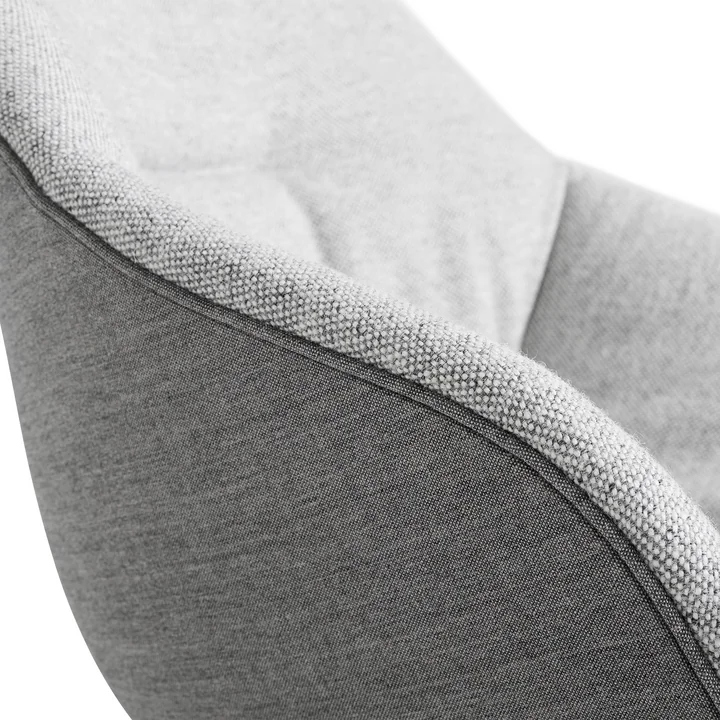 About A Chair AAC 123 Soft Duo, mat gelakte eik / interieurbekleding Hallingdal 116 van HAY