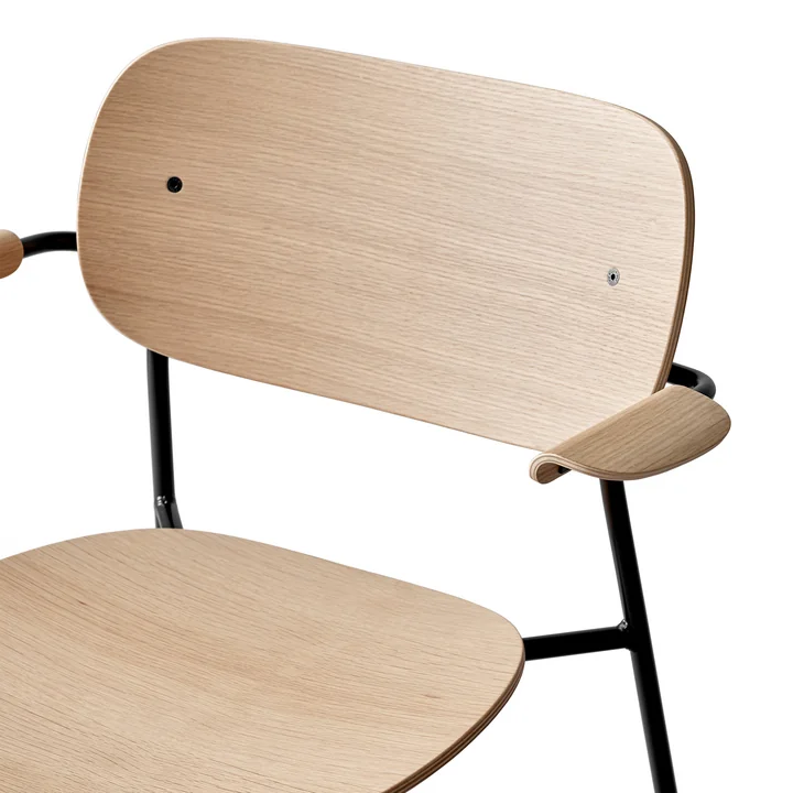Co Eetkamerstoel met armleuningen, zwart/natuurlijke eik by Audo
