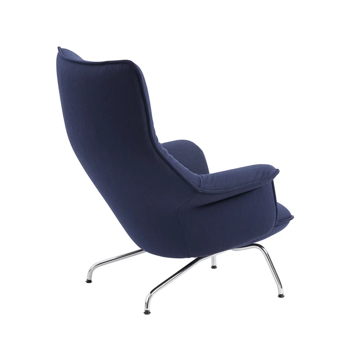 Doze Lounge Chair van Muuto met chromen voet / donkerblauwe deksel (Balder 782)