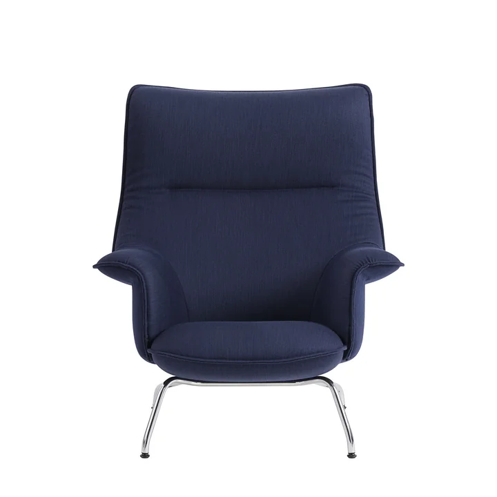 Doze Lounge Chair met voetenbank van Muuto met chromen onderstel / donkerblauwe hoes (Balder 782)