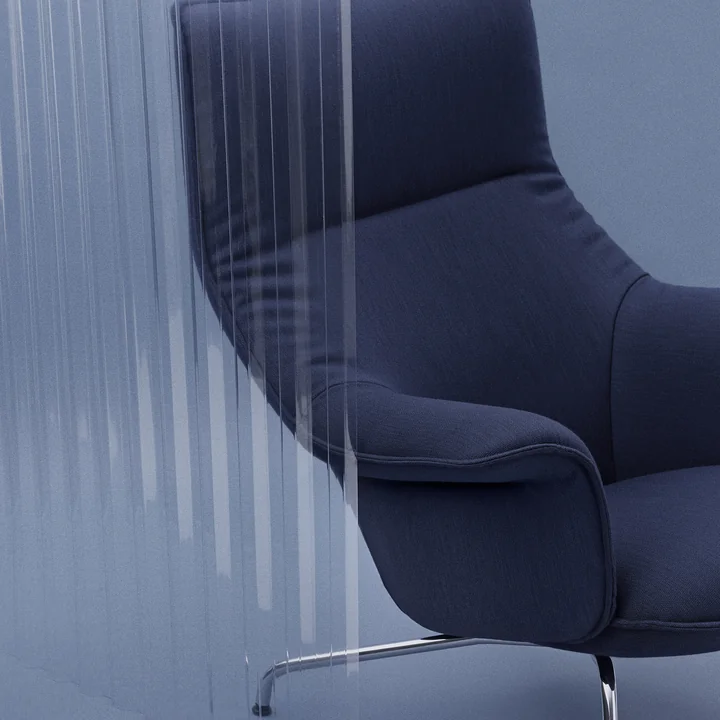 Doze Lounge Chair van Muuto met chromen voet / donkerblauwe deksel (Balder 782)