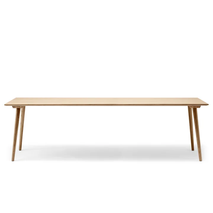 In Tussen tafel SK6 100 x 250 cm van & tradition gelakt in eik