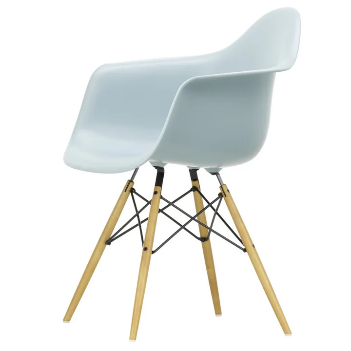 Eames Plastic Armchair DAW (H 41,5 cm) van Vitra in geelachtig esdoorn / ijsgrijs, viltglijders basic donker