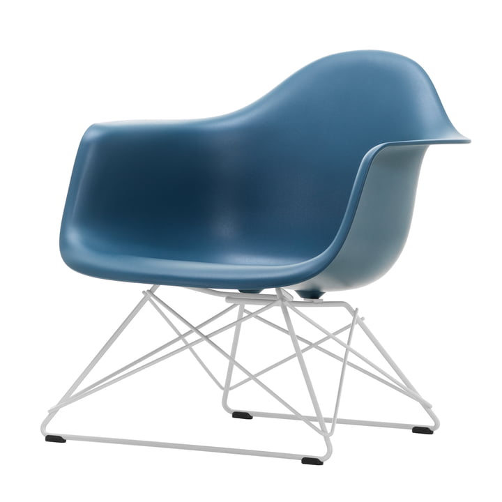 Eames Plastic Armchair LAR van Vitra in wit/zeeblauw (basisglijders van donker vilt)
