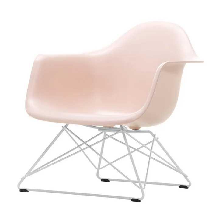Eames Plastic Armchair LAR van Vitra in wit / lichtroze (basisglijders van donker vilt)