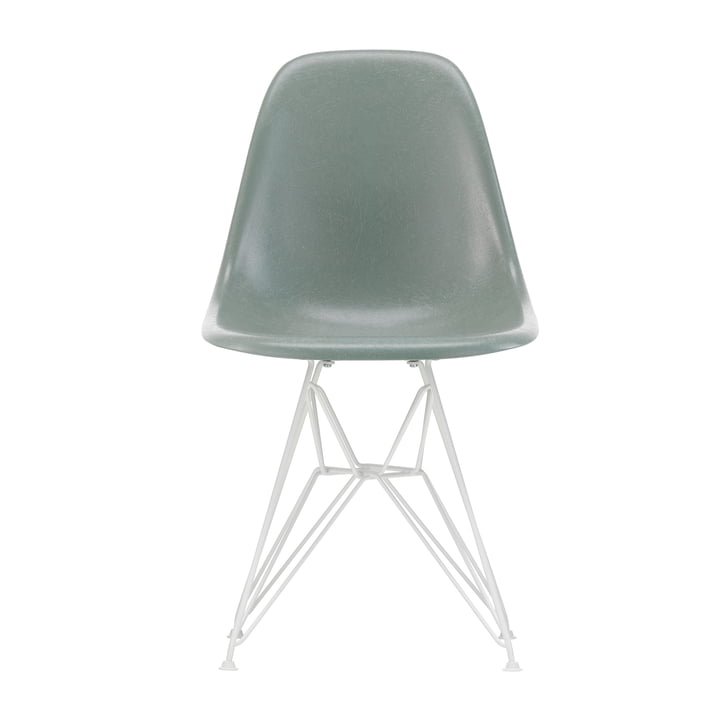 Eames Fiberglass Side Chair DSR van Vitra in wit / Eames zeeschuimgroen (vilt glijdt wit)