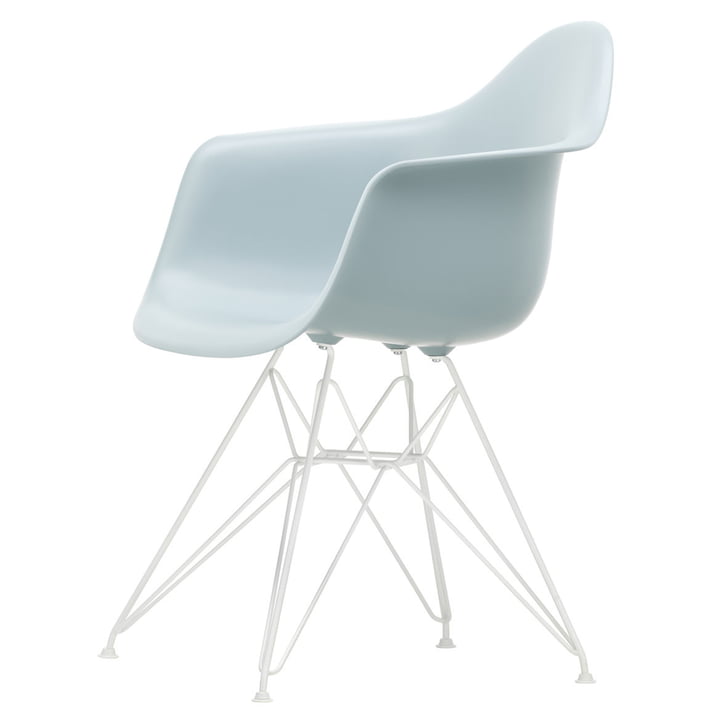Eames Plastic Armchair DAR van Vitra in wit / ijsgrijs (glijders van wit vilt)
