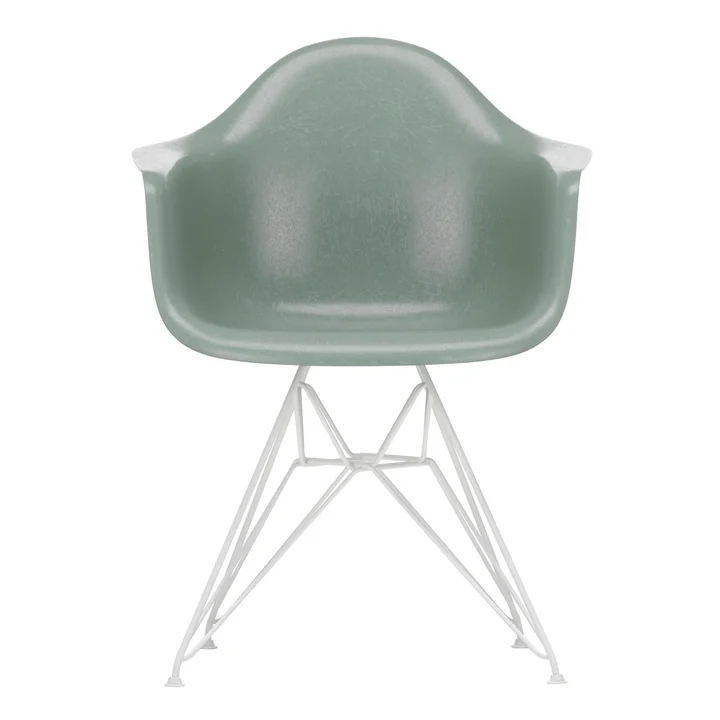 Eames Fiberglass Fauteuil DAR van Vitra in wit / Eames zeeschuimgroen (viltglijders wit)