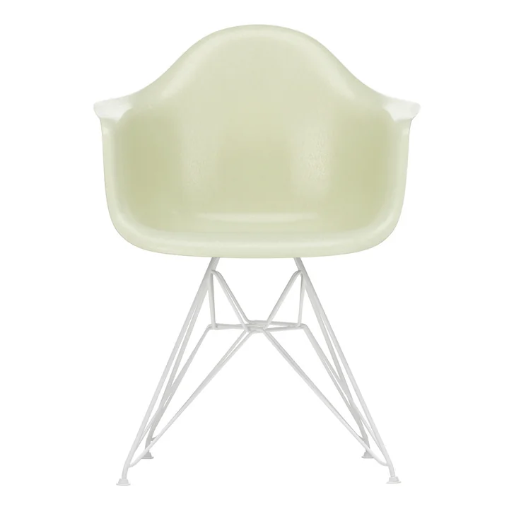 Eames Fiberglass Fauteuil DAR van Vitra in wit / Eames perkament (viltglijders wit)