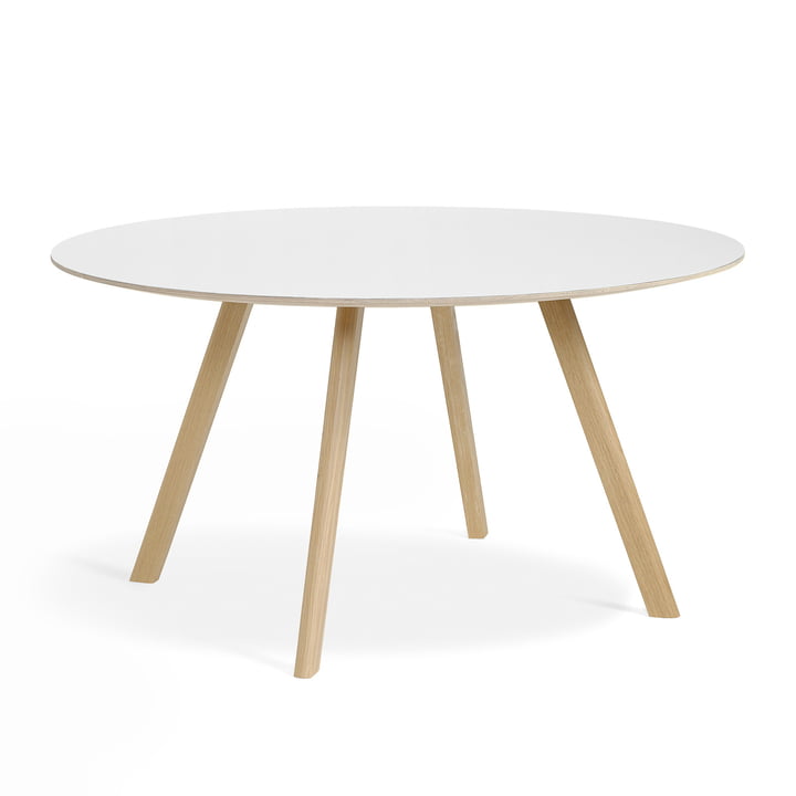 De tafel Copenhague CPH25 van Hay met een diameter van 140 cm in mat gelakt eiken / linoleum wit