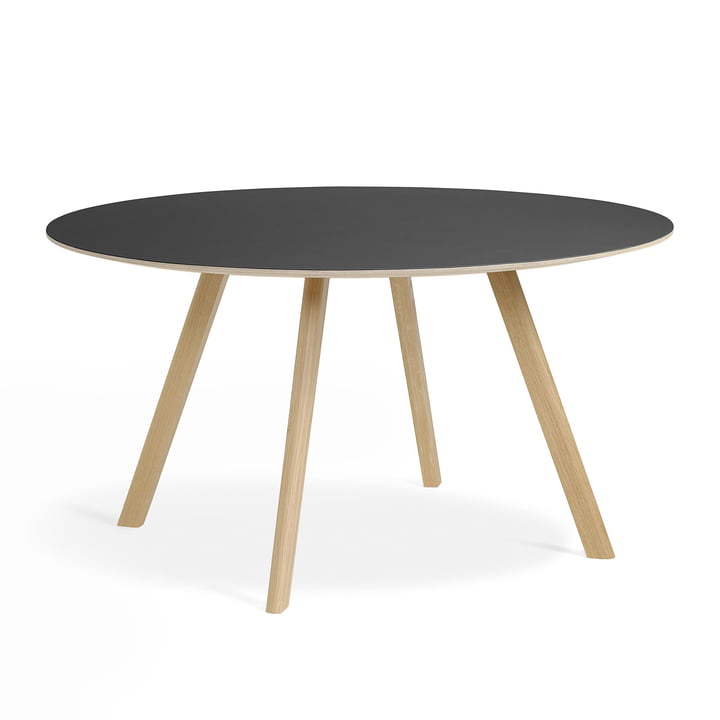 De tafel Copenhague CPH25 van Hay met een diameter van 140 cm in mat gelakt eiken / linoleum zwart