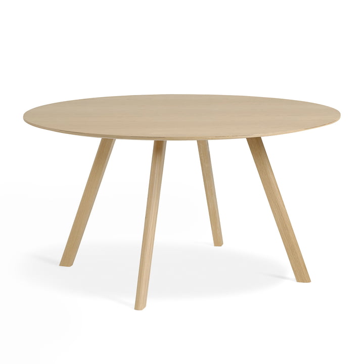De tafel Copenhague CPH25 van Hay met een diameter van 140 cm in mat gelakt eiken