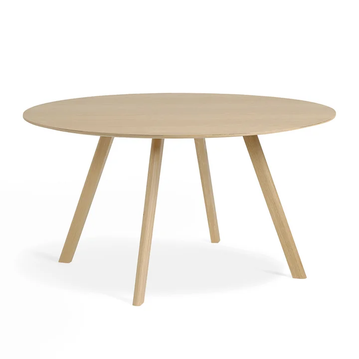 De Copenhague CPH25 tafel van HAY met een diameter van 140 cm in mat gelakt eiken