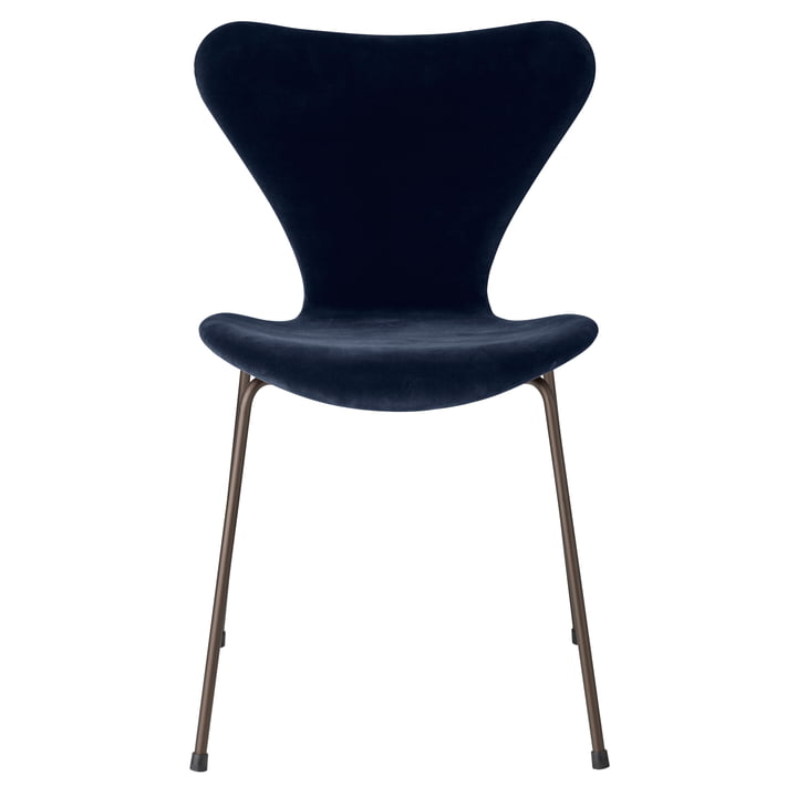 Serie 7 stoel met volledige bekleding van Fritz Hansen in fluweel middernachtblauw / donkerbruin frame