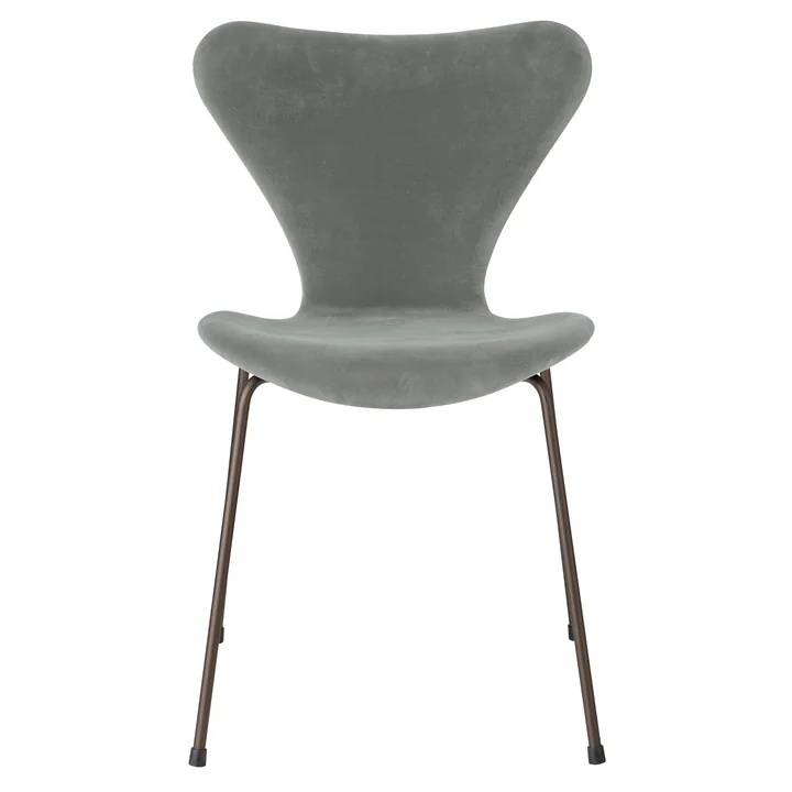 Serie 7 stoel met volledige bekleding van Fritz Hansen in fluweel seal grijs / donkerbruin frame