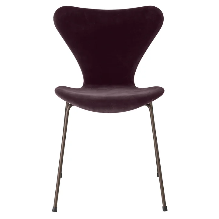 Serie 7 stoel met volledige bekleding van Fritz Hansen in fluweel donkerpruim / donkerbruin frame