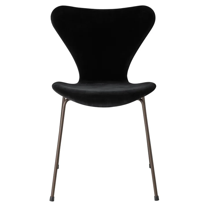 Serie 7 stoel met volledige bekleding van Fritz Hansen in fluweel nacht zwart / donkerbruin frame