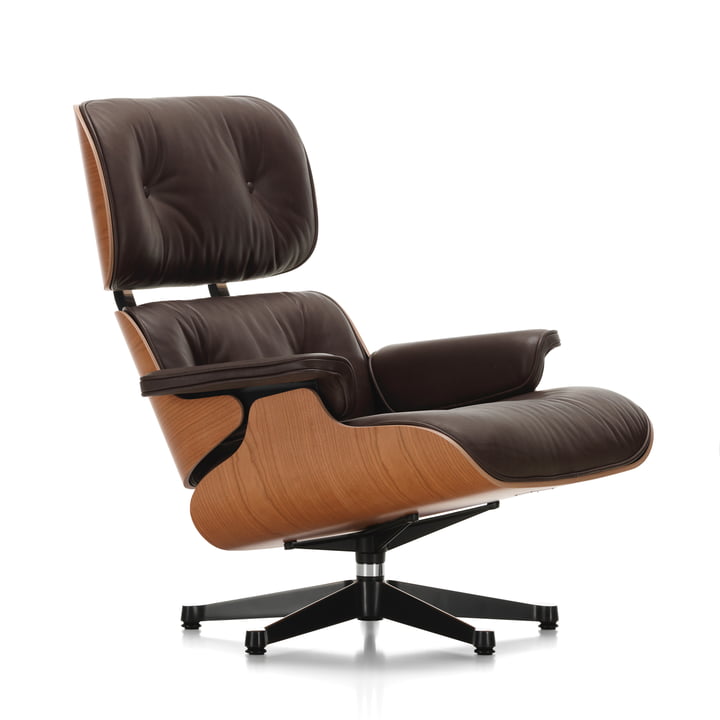 De Lounge Chair van Vitra in de versie gepolijst / zijden zwart, kersen, leer premium chocolade (klassiek)