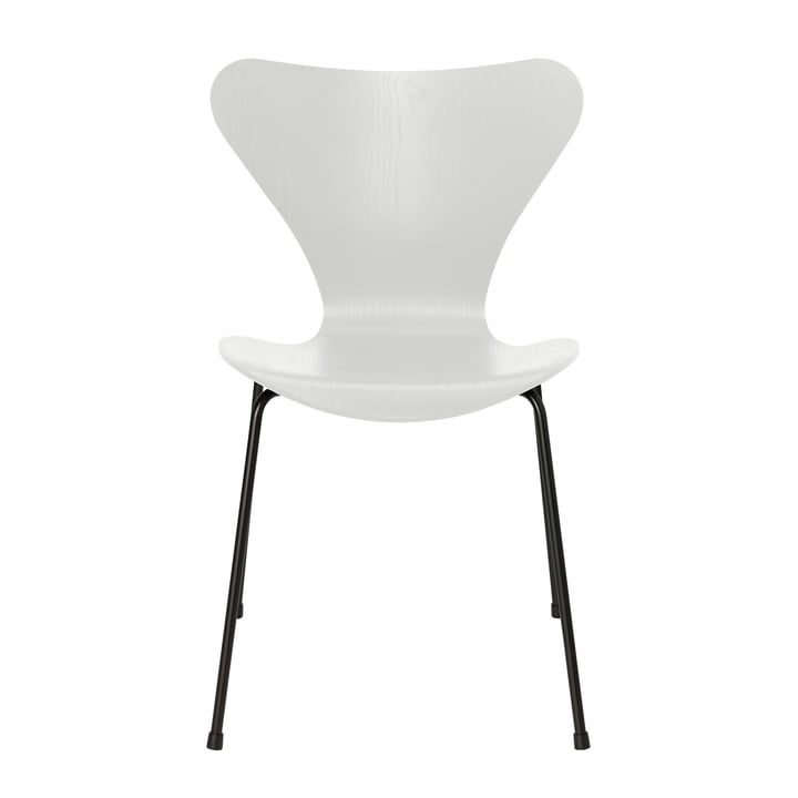 Serie 7 stoel van Fritz Hansen in wit gekleurd essen / zwart frame