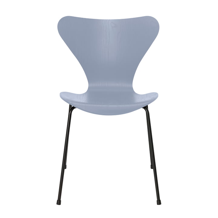 Serie 7 stoel van Fritz Hansen in essenkleurig lavendelblauw / zwart frame