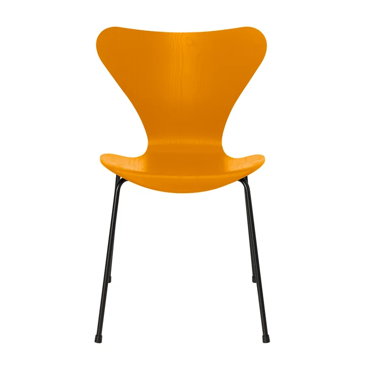 Serie 7 stoel van Fritz Hansen in essenkleurig burnt yellow / zwart frame