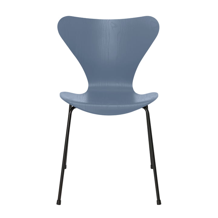Serie 7 stoel van Fritz Hansen in schemerblauw gekleurd essenhout / zwart frame