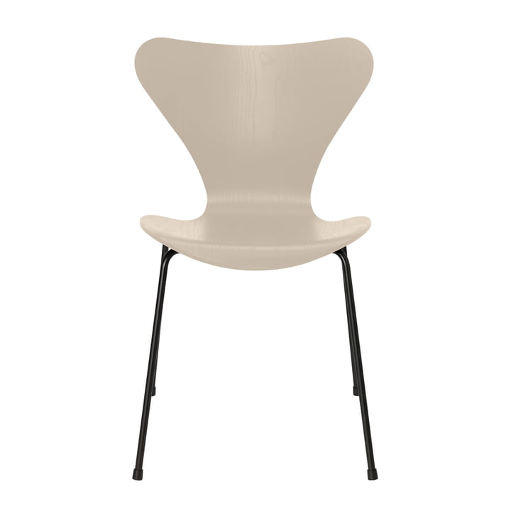 Serie 7 stoel van Fritz Hansen in lichtbeige gekleurd essen / zwart frame
