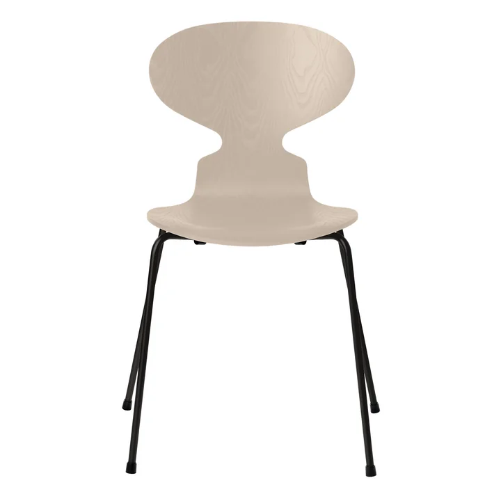 Mier stoel van Fritz Hansen in licht beige gekleurd essen / zwart frame