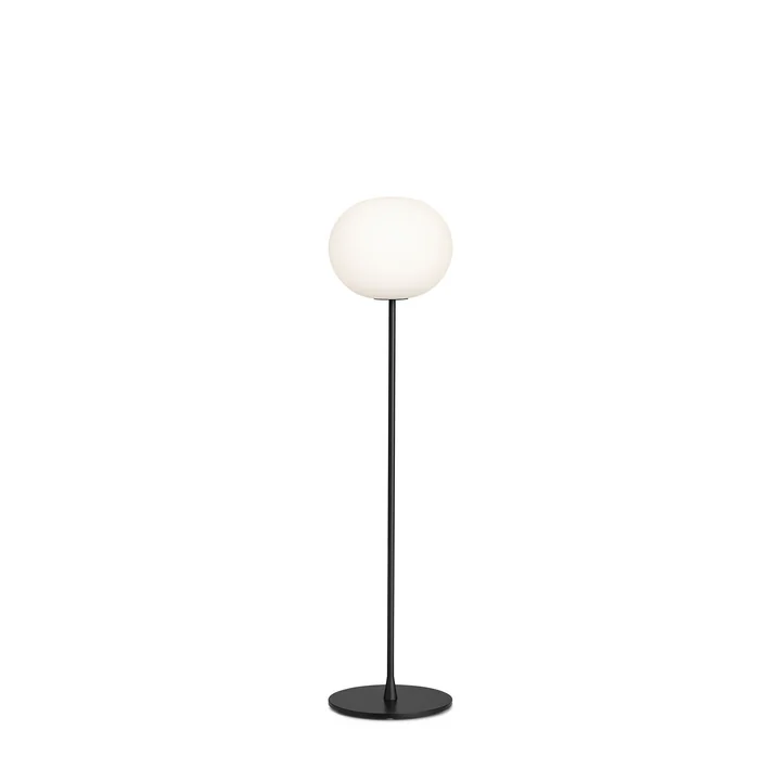 De vloerlamp Glo Ball F 1 van Flos in matzwart
