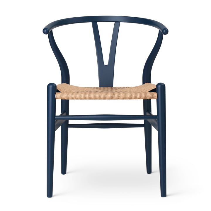 CH24 Wishbone Chair van Carl Hansen in de versie soft blue / vlechtwerk naturel