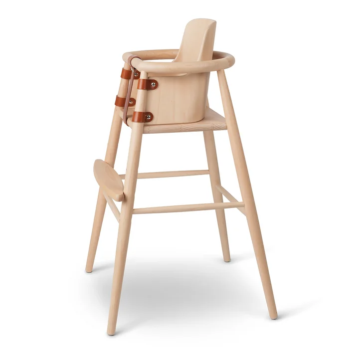 De rugleuning van de kinderstoel ND54 van Carl Hansen groeit met uw kind mee.