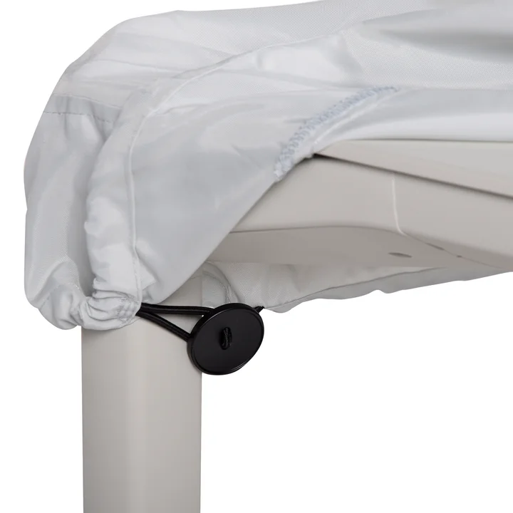 De elastieken van de beschermhoes van Fermob op de tafelpoot