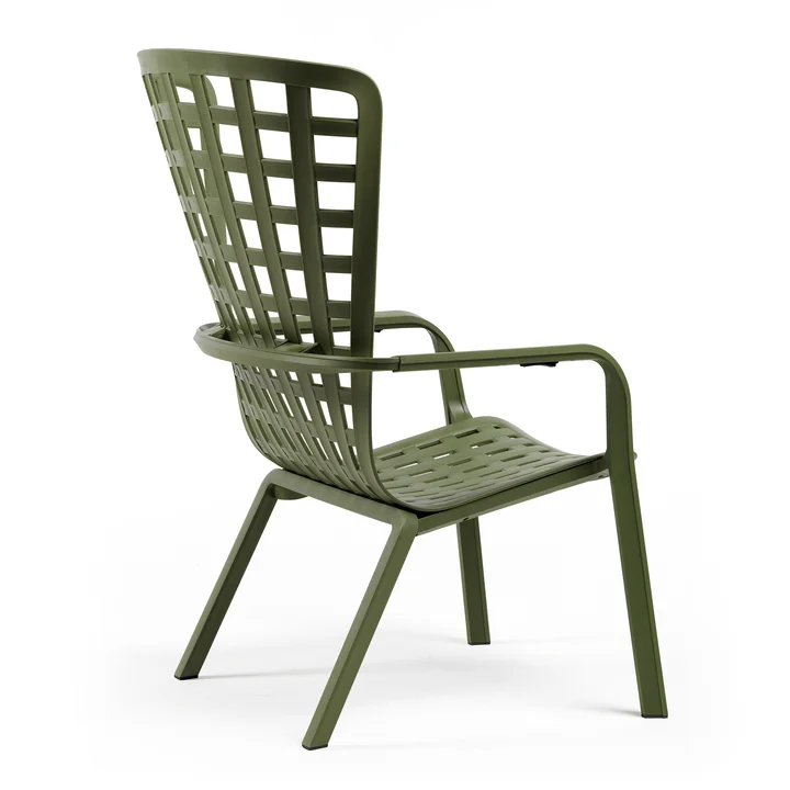 De omhelzende rugleuning van de Folio outdoor fauteuil van Nardi