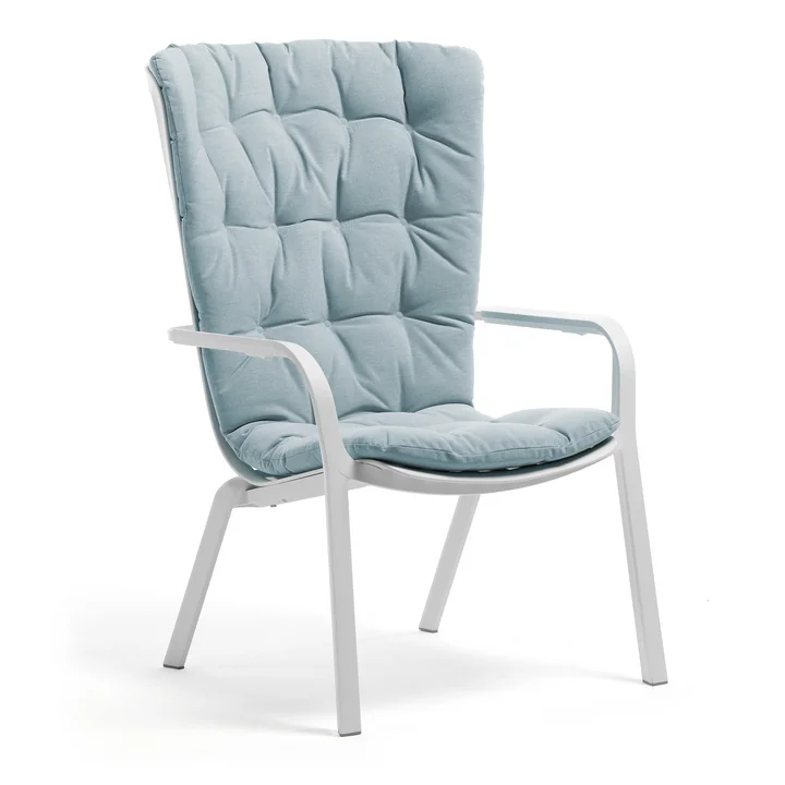 De witte Folio outdoor fauteuil van Nardi met lichtblauwe zitbekleding