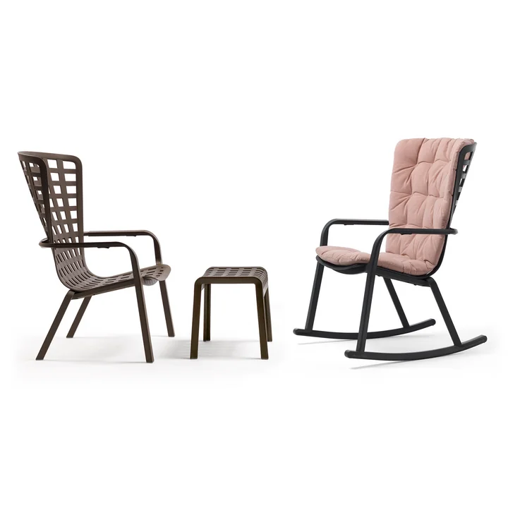 De Folio outdoor fauteuil, de schommelstoel, de Poggio kruk en het zitkussen van Nardi