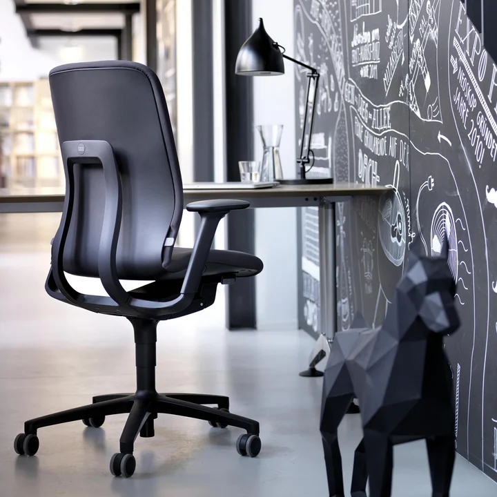 De verende AT Homeoffice bureaudraaistoel van Wilkhahn in het kantoor