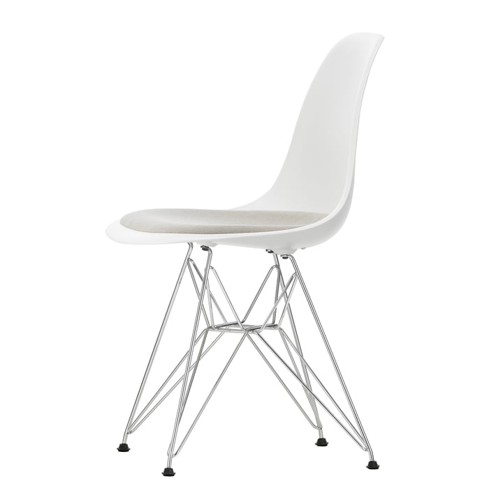 Eames Plastic Side Chair DSR met zitkussen van Vitra in chroom / wit (viltglijders basic dark)