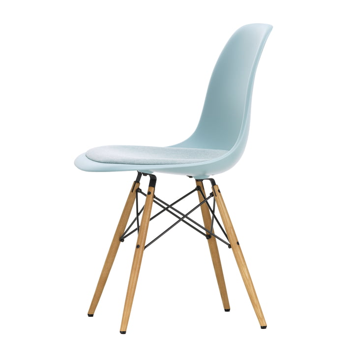 Eames Plastic Side Chair DSW met zitkussen van Vitra in honingkleurig essen / ijsgrijs (viltglijders basic dark)