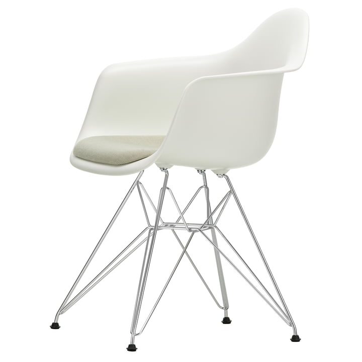 Eames Plastic Armchair DAR met zitkussen van Vitra in chroom / wit (viltglijders basic dark)