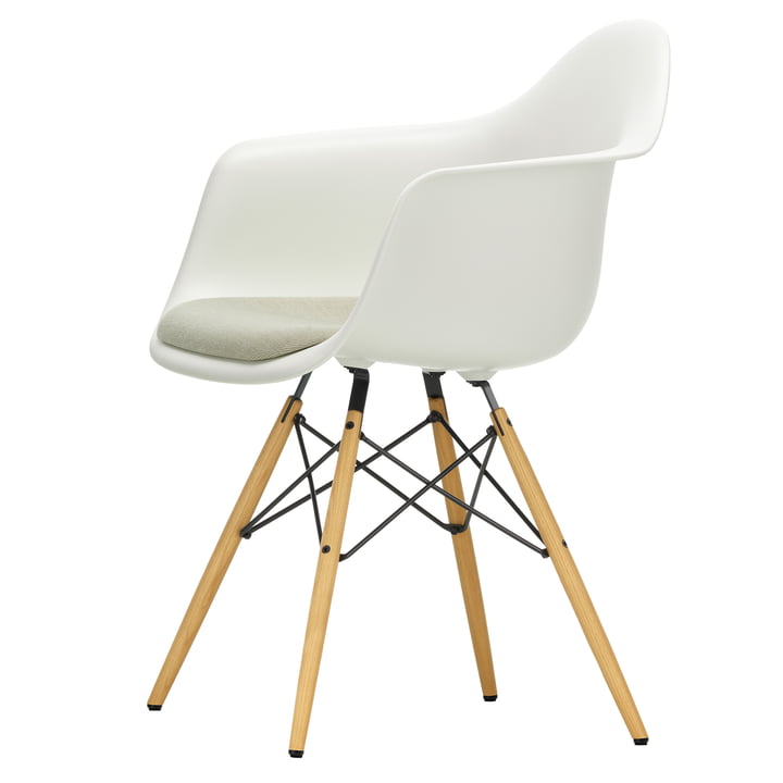 Eames Plastic Armchair DAW met zitkussen van Vitra in honingkleurig essen/wit (viltglijders basic dark)