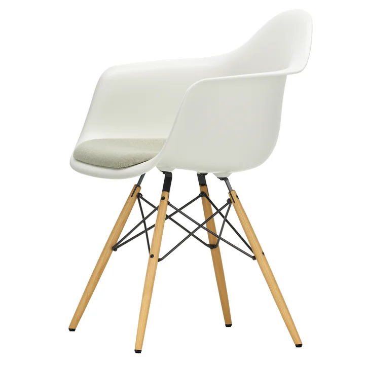 Eames Plastic Armchair DAW Vitra met zitkussen van honingkleurig essenhout / wit (basisglijders van donker vilt)