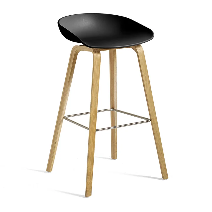 About A Stool AAS 32 H 75 cm, mat gelakt eiken / roestvrij staal / zwart van HAY
