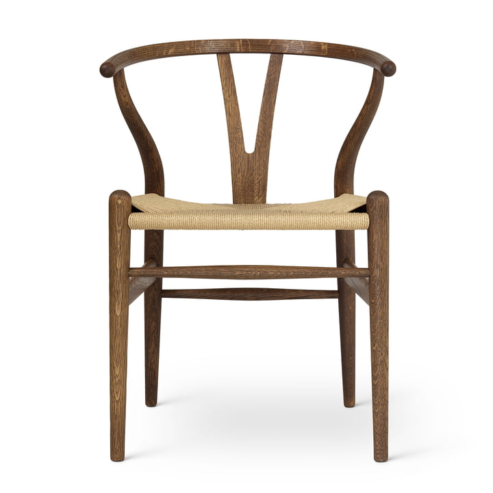 CH24 Wishbone Chair van Carl Hansen in de uitvoering eiken met rookbeits / vlechtwerk naturel