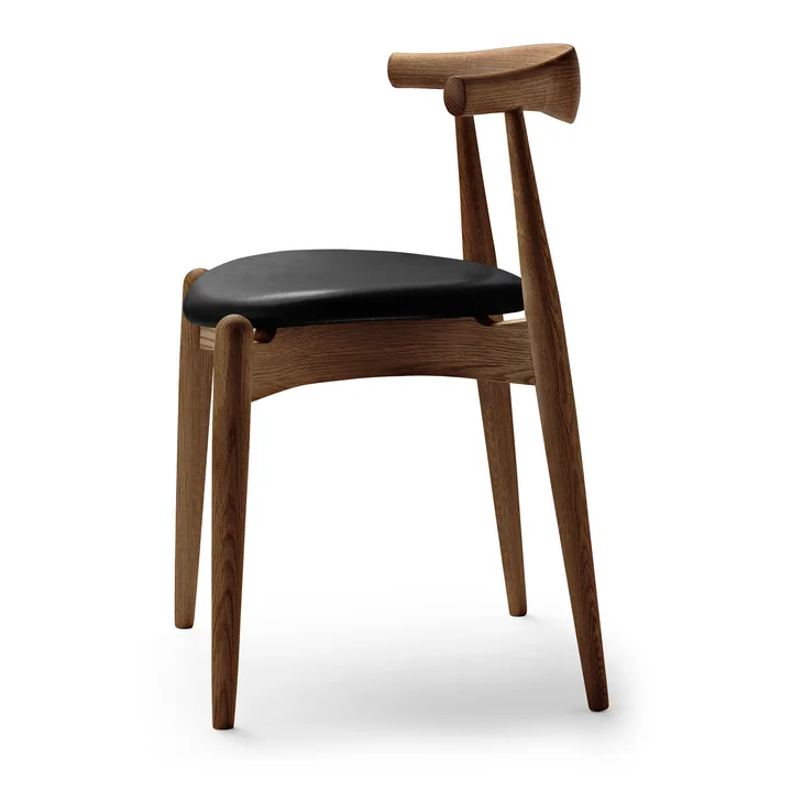 CH20 Elbow Chair van Carl Hansen in de uitvoering gerookt eiken / zwart leer (Thor 301)