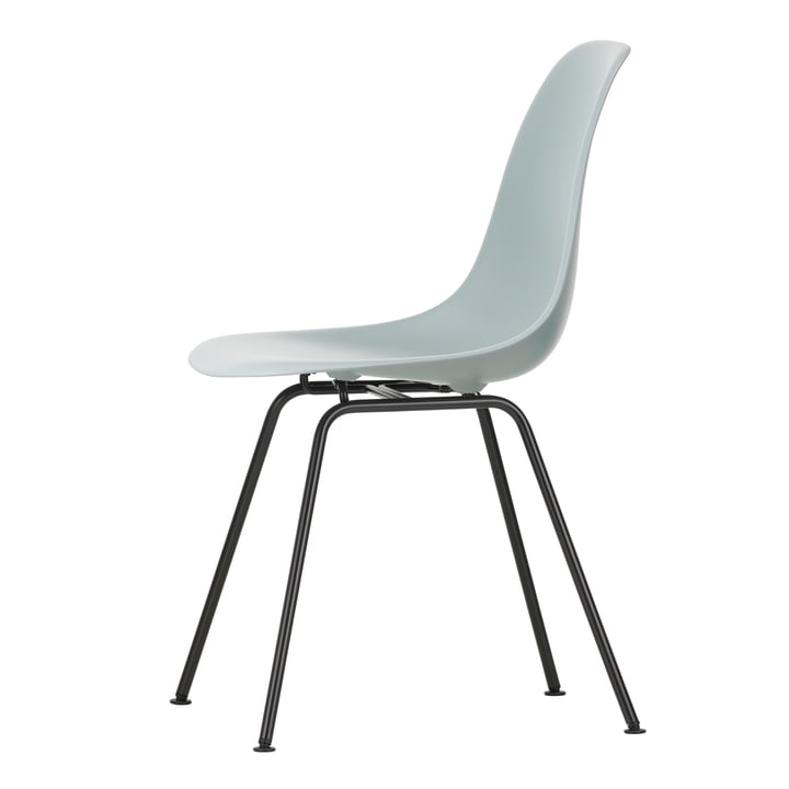 Eames Plastic Side Chair DSX van Vitra in de lichtgrijze / basic donkere versie